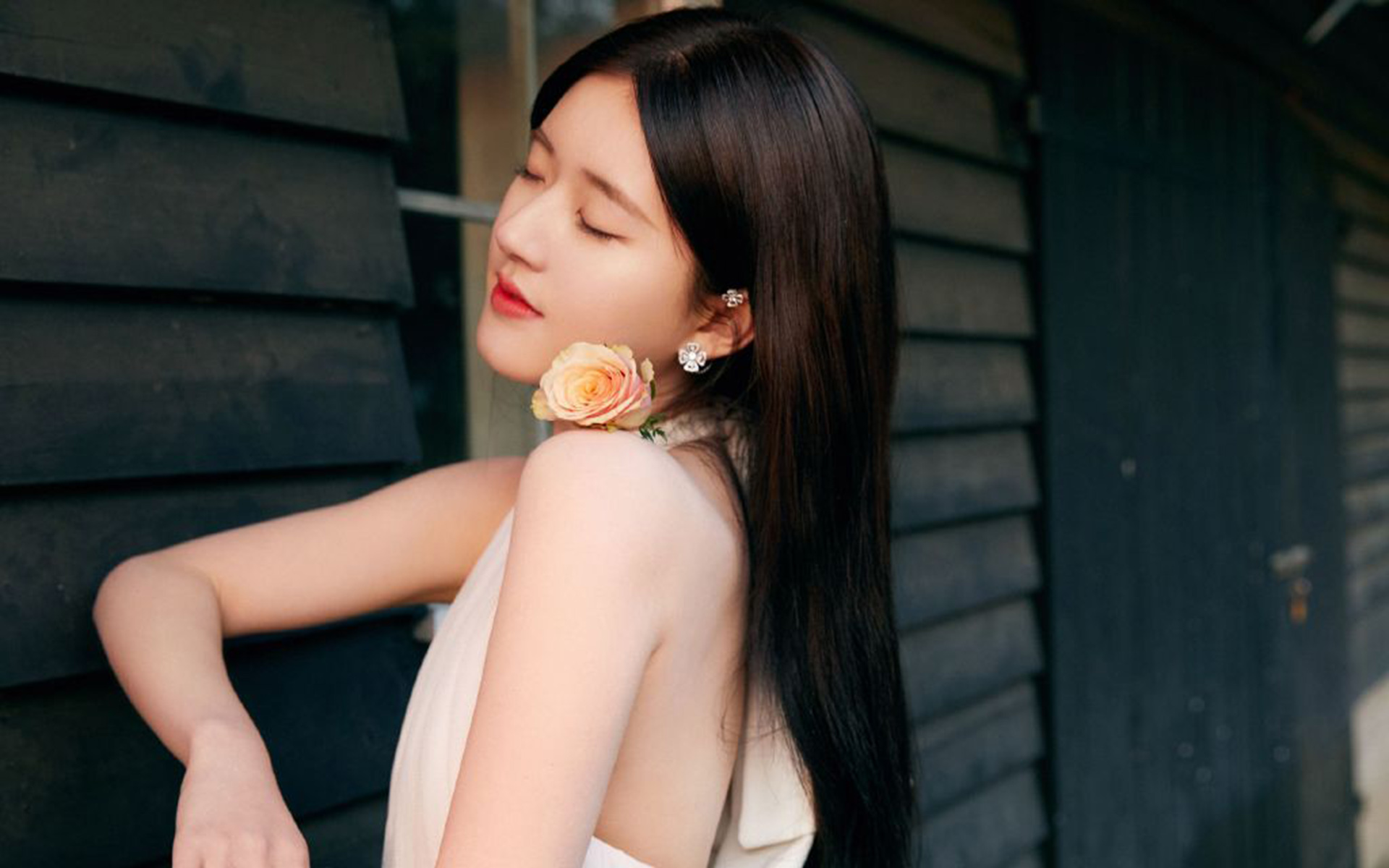 赵露思白色露背裙写真桌面壁纸