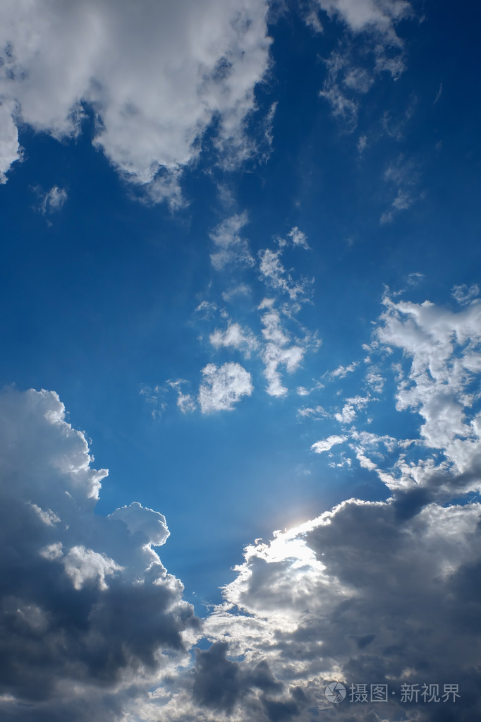 晴朗天气天空太阳在蔚蓝的天空云层密布阳光