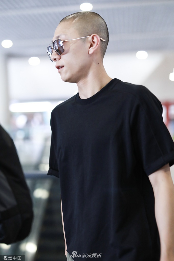 张一山现身机场秃头变寸头 穿黑色上衣双手插兜帅气十足