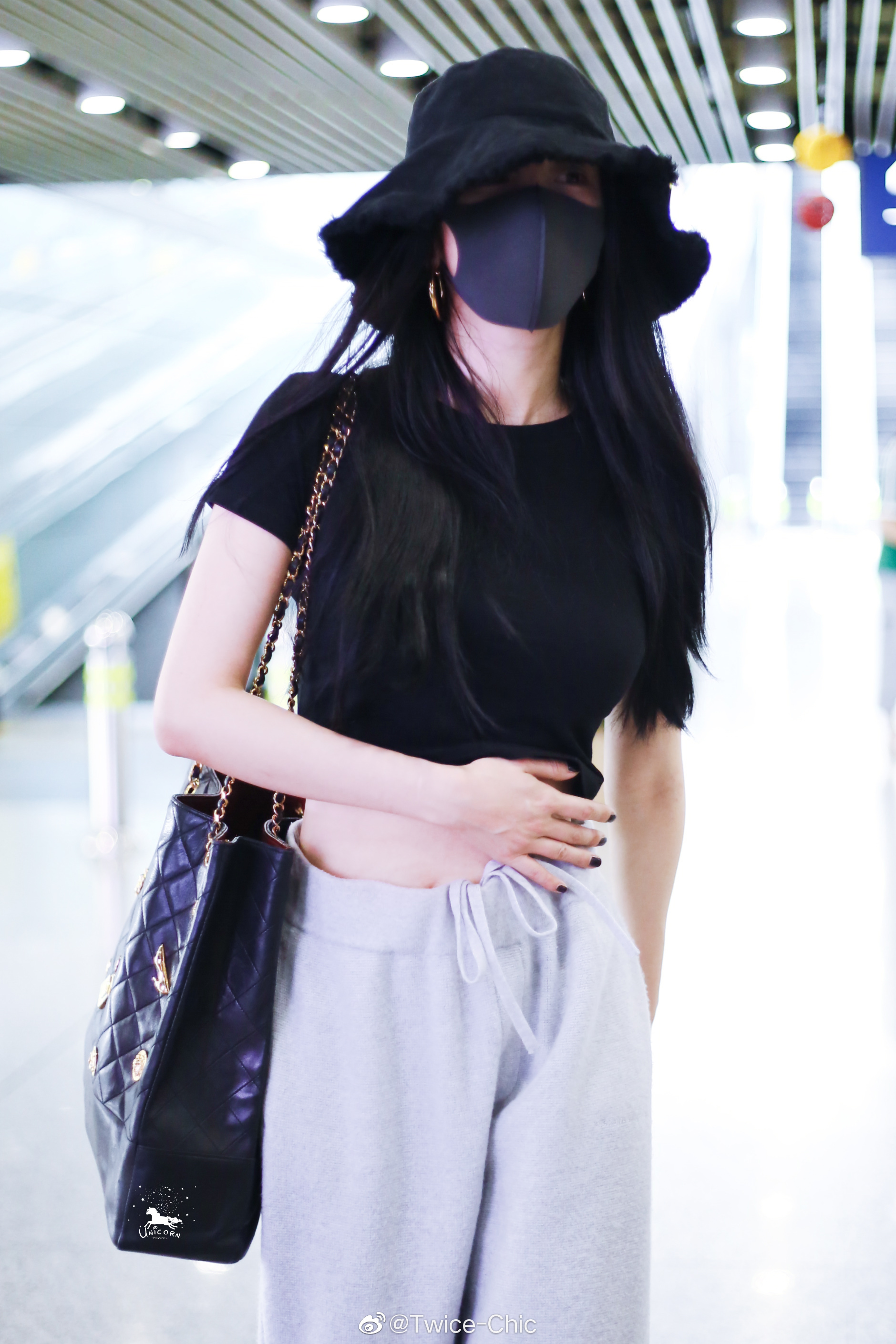 杨幂今日北京机场穿搭运动裤搭短上衣极简黑灰配色腰超细了