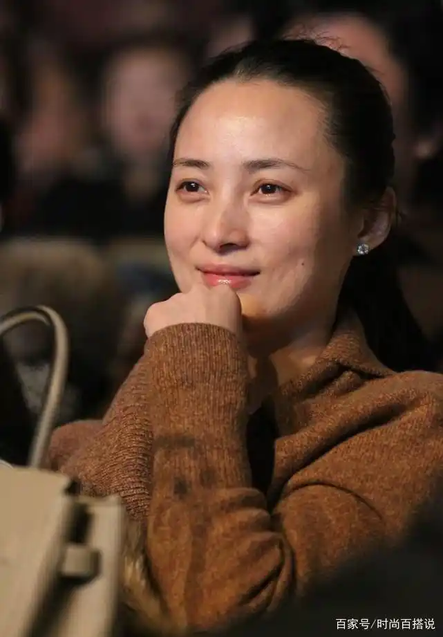 蒋勤勤的颜值一直很耐打,穿老气的棕色,依旧美得很优雅