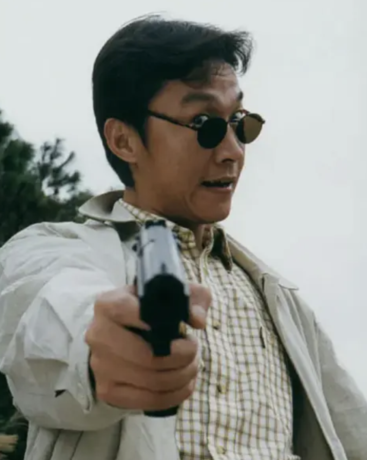 2000年,叶鸿伟导演准备执导拍摄电视剧《插翅难逃》.