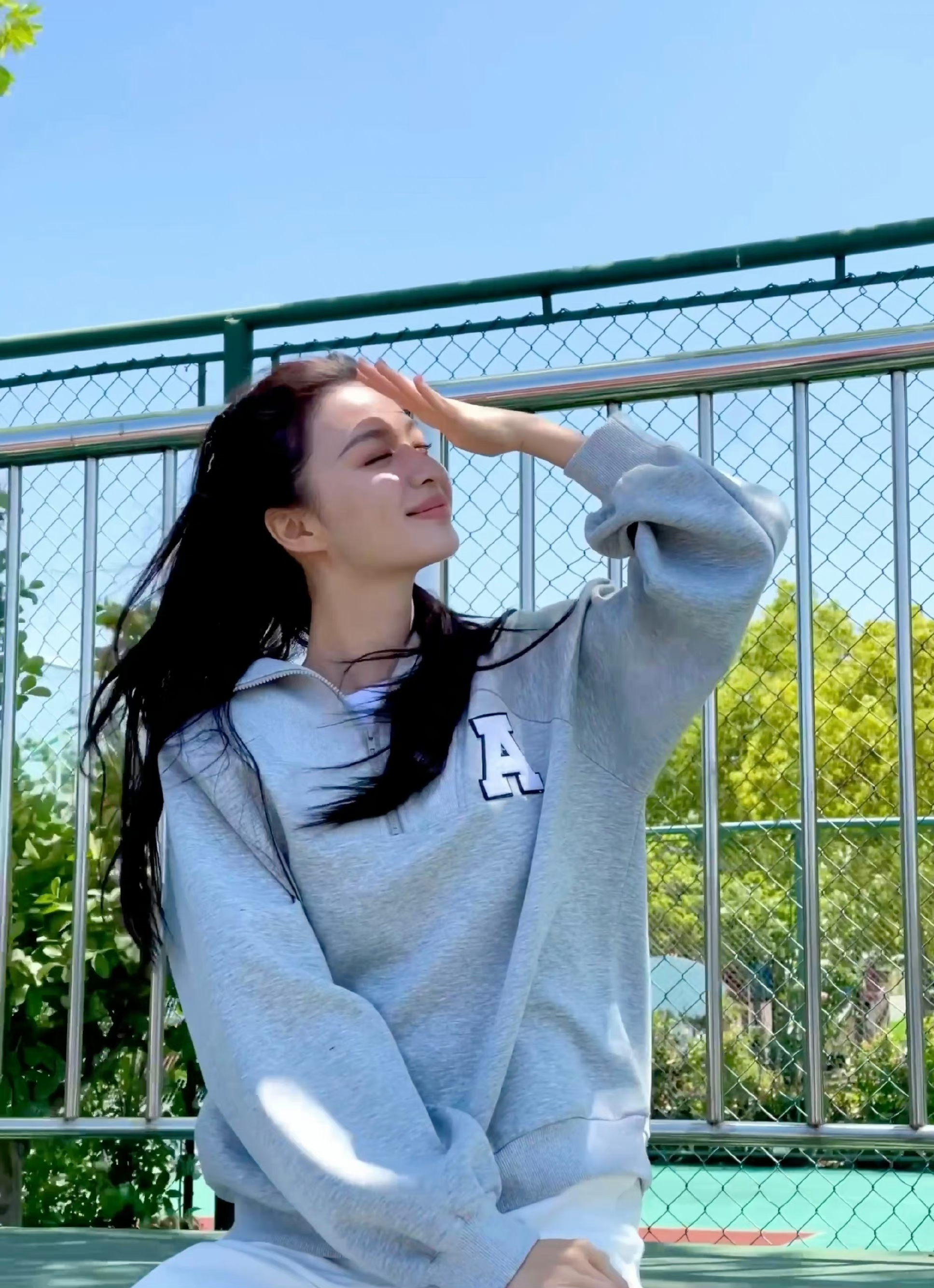 素颜的王楚然阳光,自然!透过手指分享阳光!