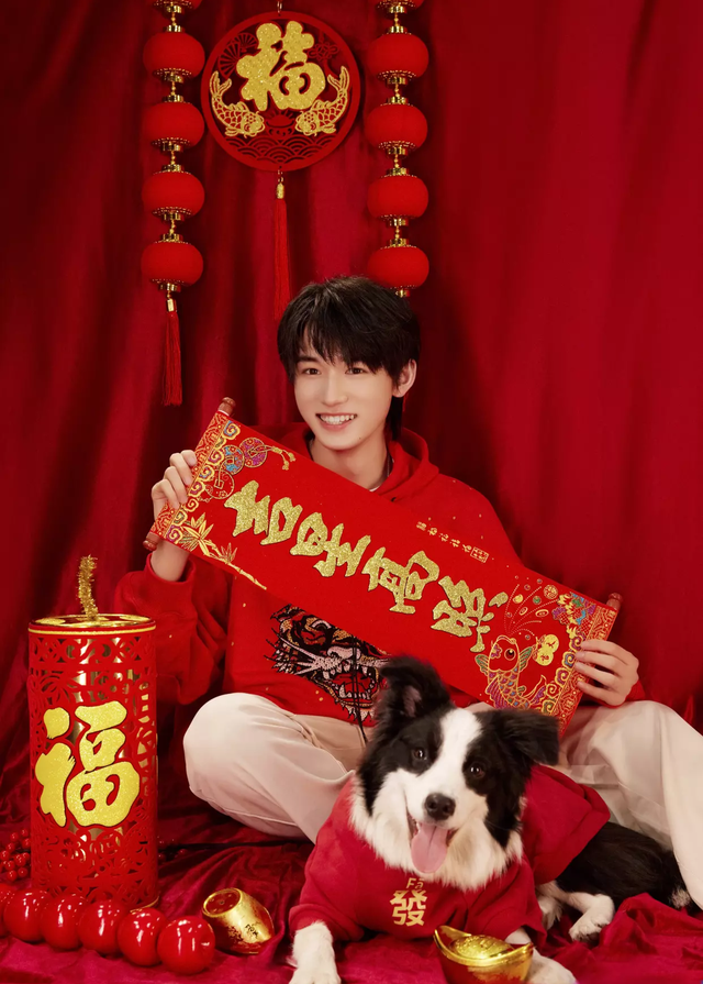 宋亚轩红衣过年图片新年快乐呀