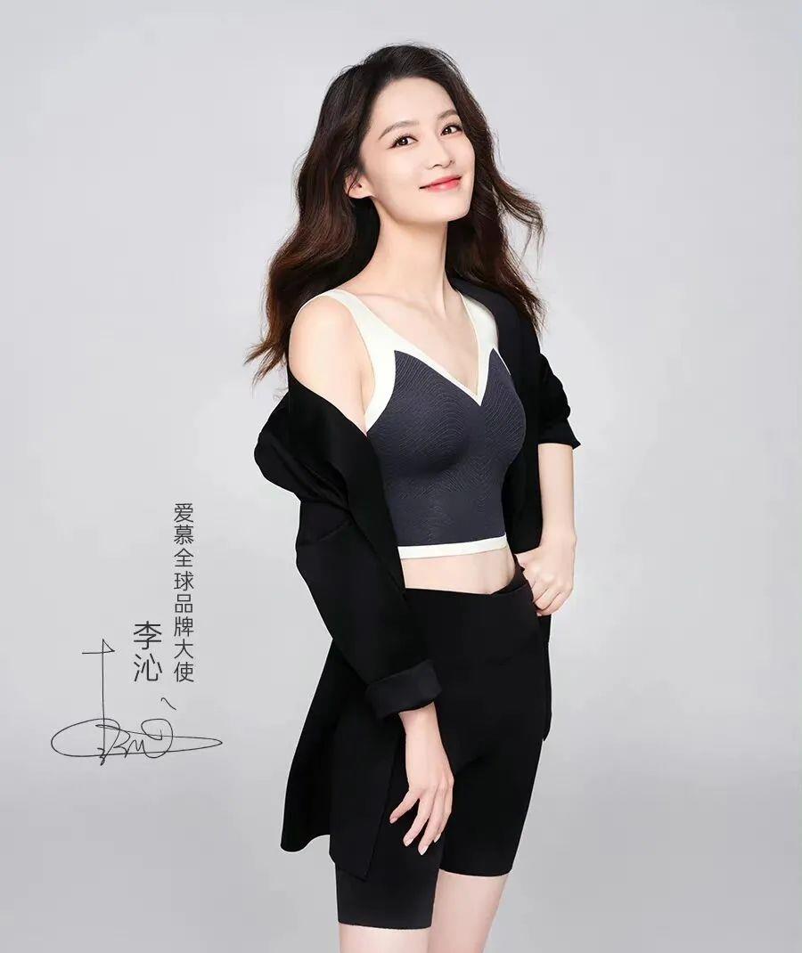 李沁代言衣服策划写真超美!雪肤玉貌魔鬼身材时尚惊艳_笑容_品牌_吊带