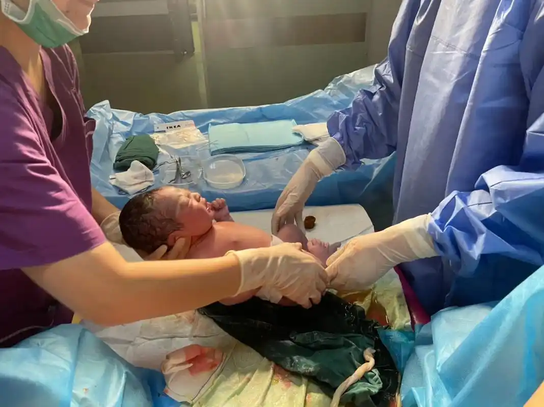 当时生二胎时宫口开了,脱下裤子上了导尿管,跟着护士去了手术室 - 抖