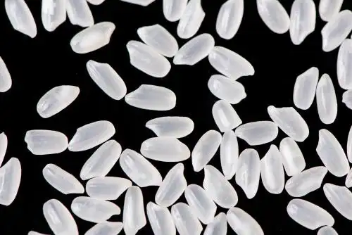 黑底上的大米米粒特写