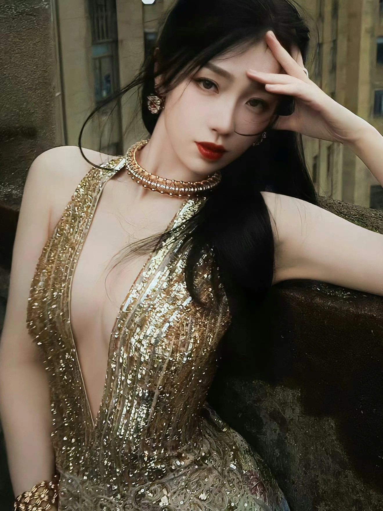 虞书欣金色深v露背裙要多幸好有多性感