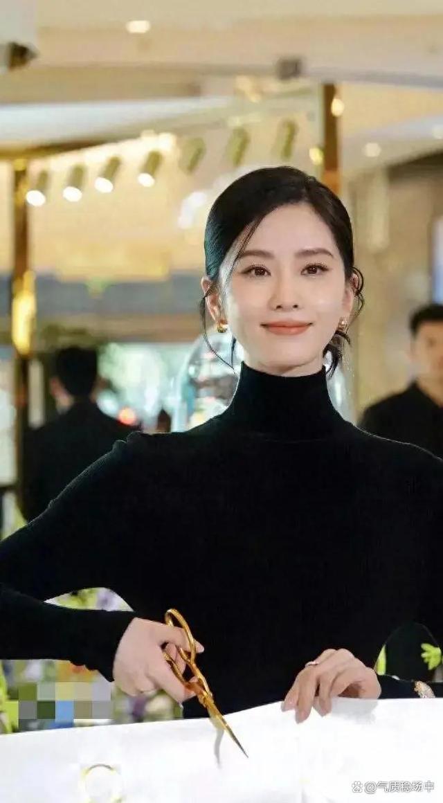 深受女演员喜爱的刘诗诗近日现身某品牌活动,一袭修身黑色连衣裙展现