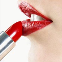 正在涂口红的女生头像_微信头像图片大全