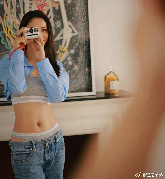 林峯老婆张馨月穿着风格大胆,将内裤外露的设计融入日常穿搭,展现了她