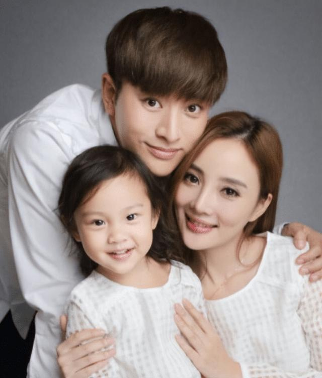 网上就有传闻称冯绍峰出轨《知否》里的丫鬟扮演者韩烨,导致两人离婚