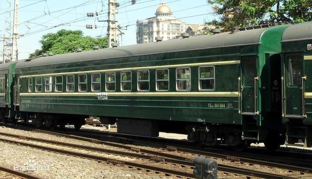 在我们的记忆中,那些涂着橄榄绿色,车底侧面点缀着黄色条带的火车,被