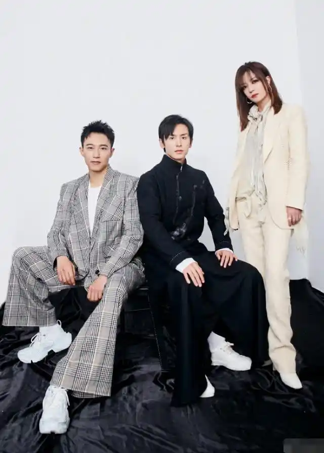 原创赵薇横店偶遇张哲瀚晒俩人合照,坐车中吃臭豆腐当晚餐,超接地气