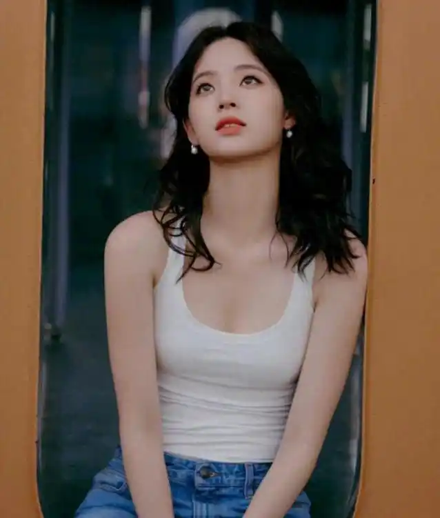 性感尤物欧阳娜娜黑色写真曝光事业线抢镜眼神性感撩人