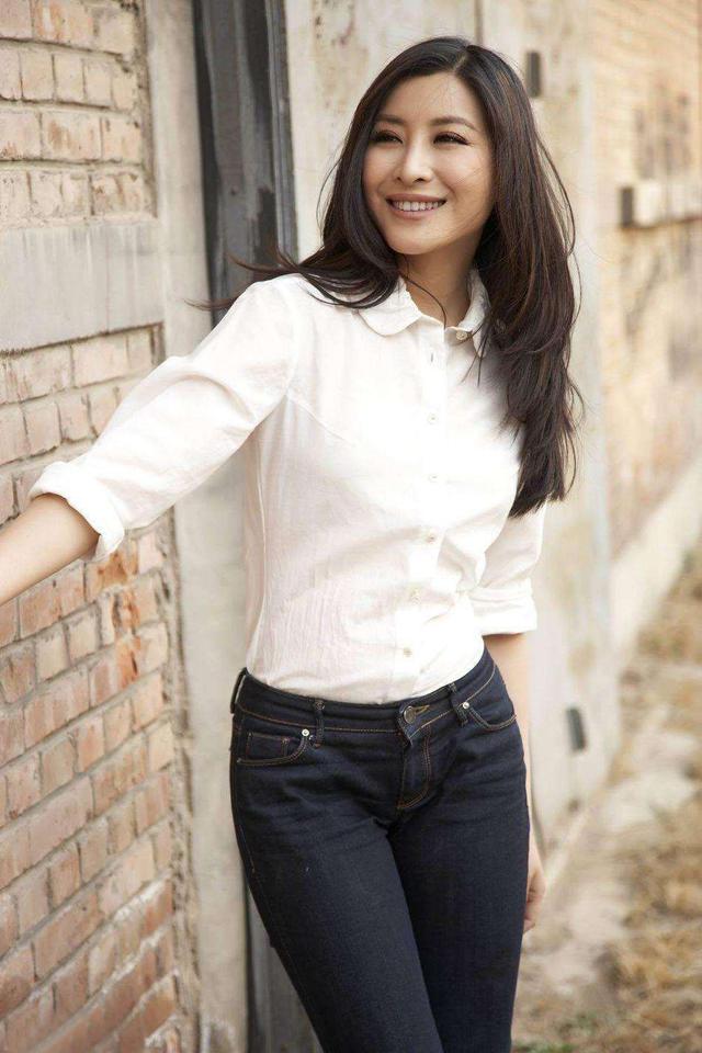 美女演员王雅捷,轿车被盗,行李箱弄丢,依然心很大