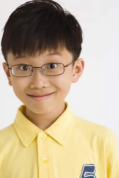 亚洲,仅一个男性,仅一个人,服装,眼镜,注视,休闲装,黄种人,肩膀,小孩