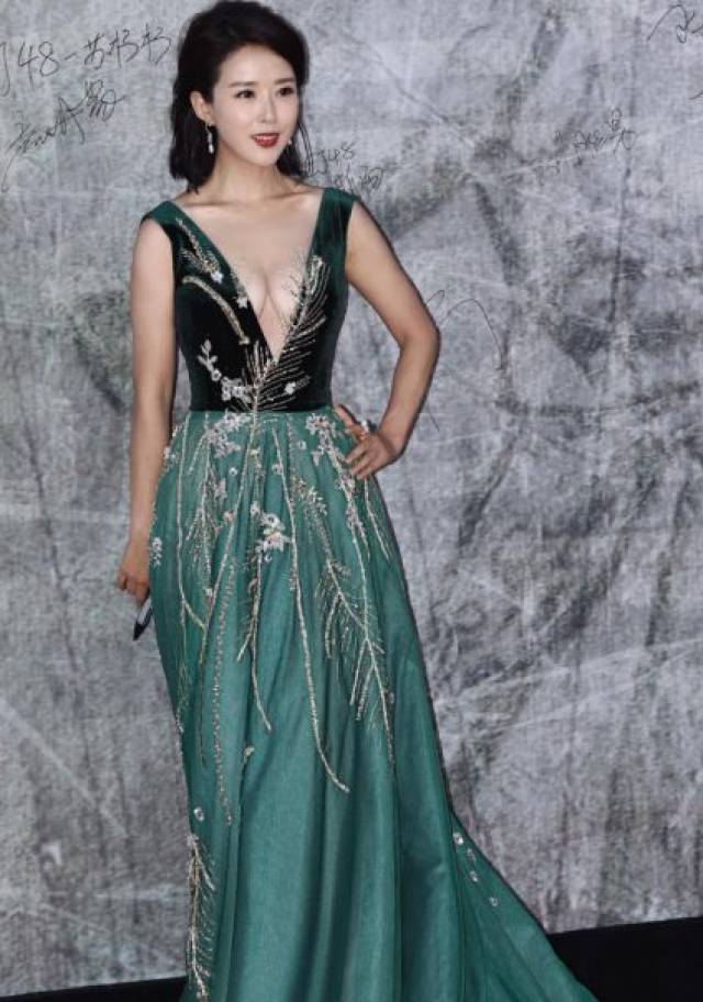 长春电影节云集业内翘楚 颜丹晨受邀出席典雅亮相