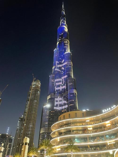 哈利法塔,这座位于迪拜的巨型建筑物,不仅仅是一座高楼,更是一项创