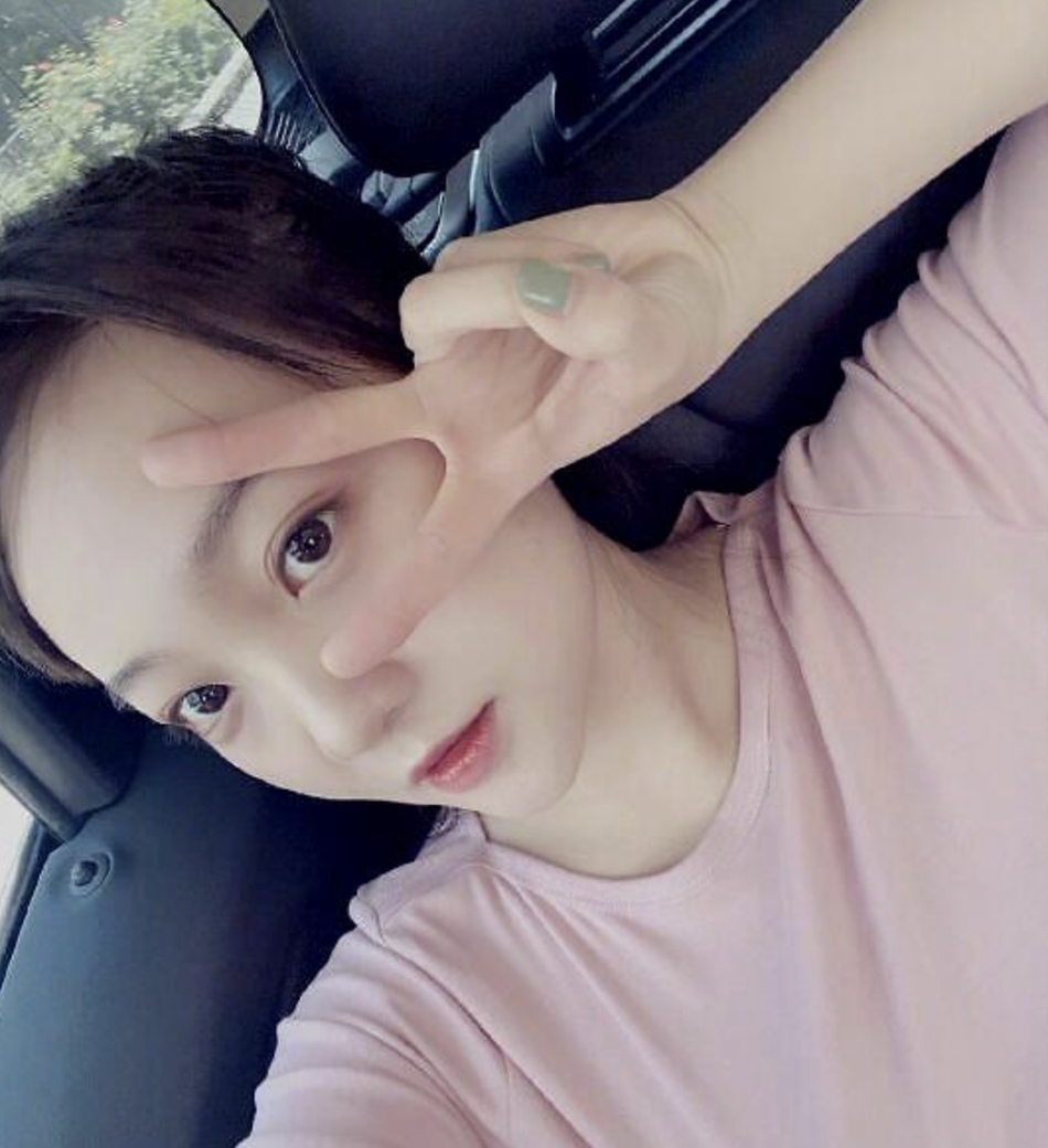 组图:21岁林妙可近照曝光 皮肤白皙妆容精致对镜甜笑比耶