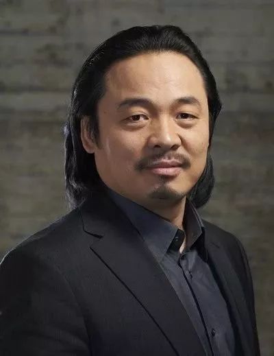 宫里直树出生于日本东京,是当今顶尖的男高音之一,曾多次获得国际大奖