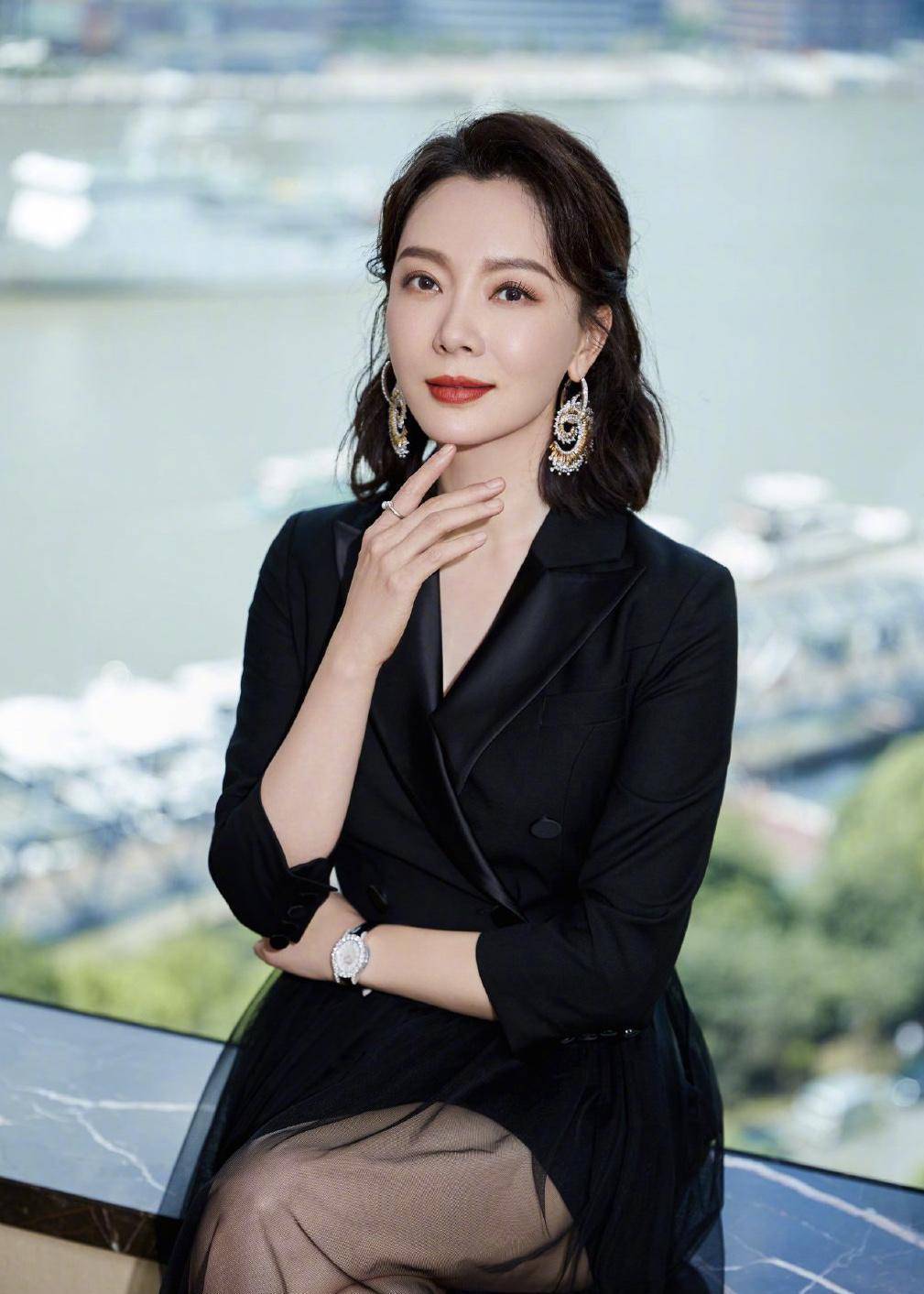 女人过了40岁别总扮美,学学陈数的"知性风穿搭",优雅又洋气_造型_女性