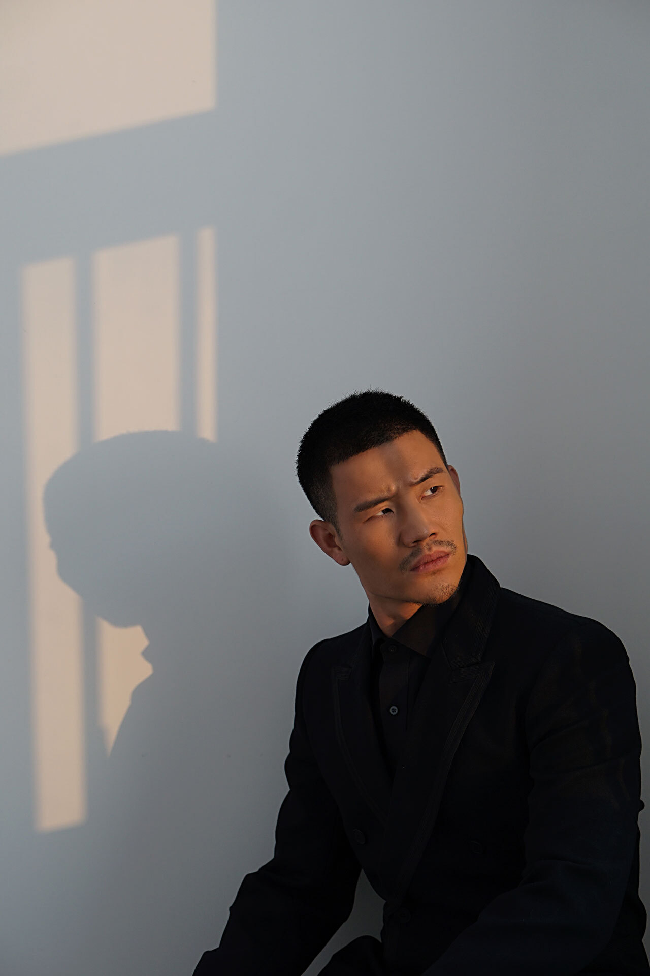 中国硬汉谢孟伟黑色西装搭配平头发型网友帅出新高度