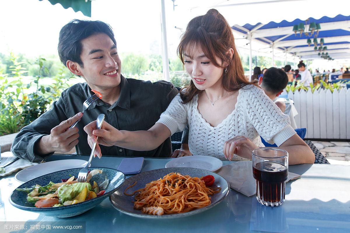 快乐情侣在餐厅里用餐