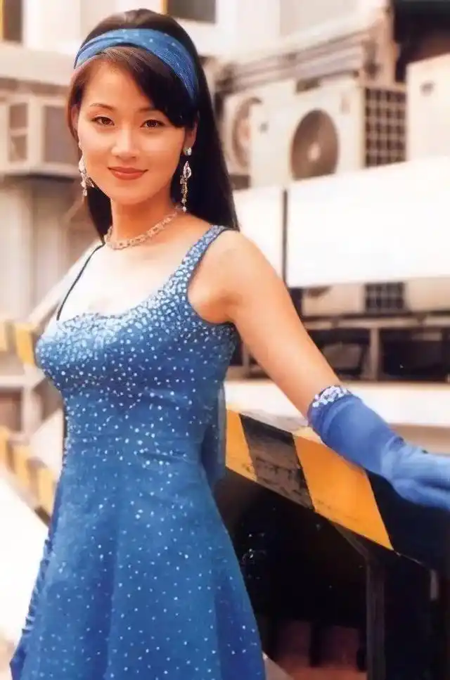 万绮雯丨一个从香港元朗走出的"乡下妹""香港第一美腿"