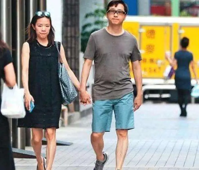 庾澄庆妻子张嘉欣与前妻伊能静对比,难怪庾妈妈只接受她