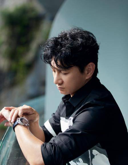 为了显年轻好拼,49岁吴奇隆一身20岁的衣服,结果健壮小腿超抢镜_身材