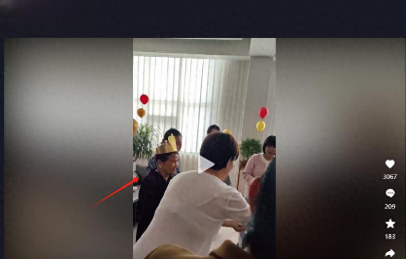 杨子妈妈喜迎88岁生日 杨子的妈妈刘丽芹迎来了88岁生日,家族成员团聚