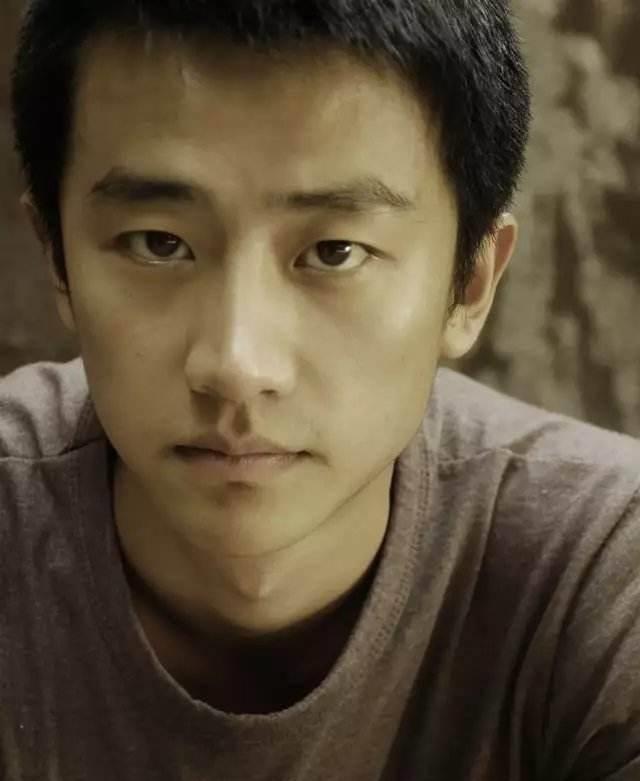 而或许正是小时候的这种特殊经历,让黄轩身上自带一股特有的忧郁气息