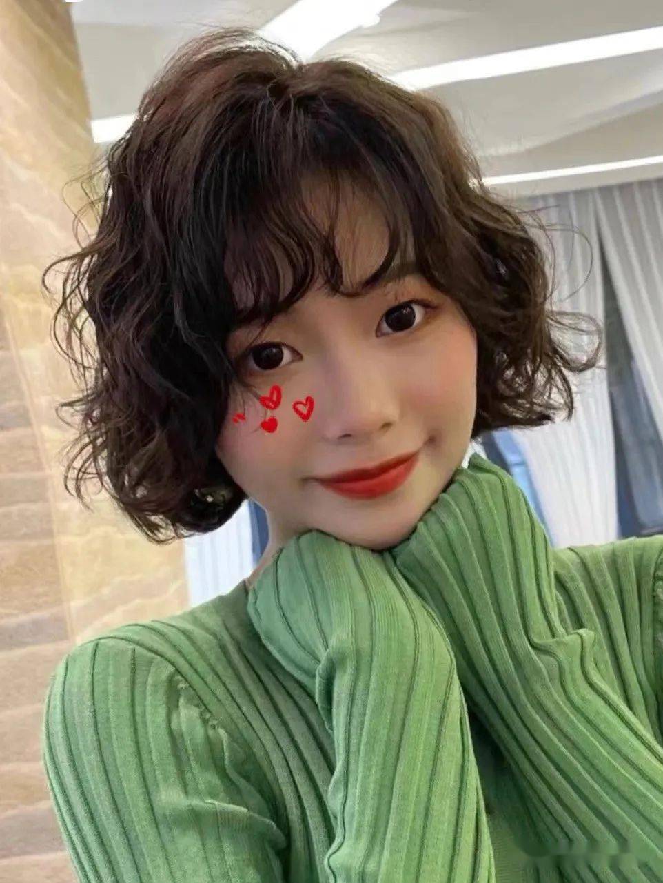 2022发型短发烫个卷显脸小巨减龄