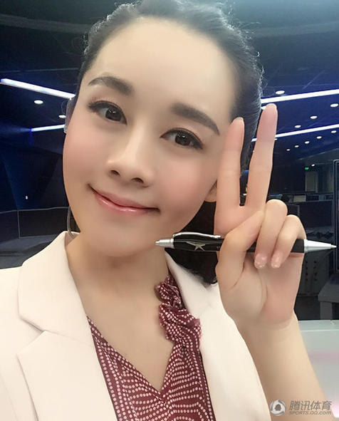 央视美女主播李蕊演播室大玩儿自拍.