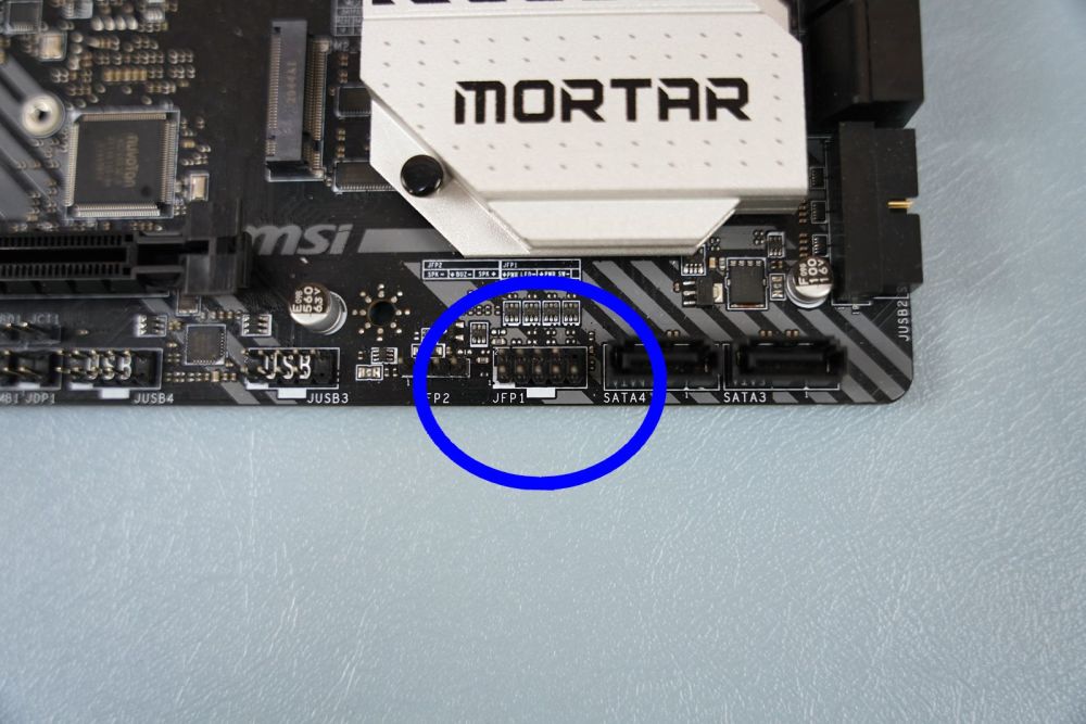 华硕主板的和微星主板又是不同的,可以看到华硕这个针口的标识是有