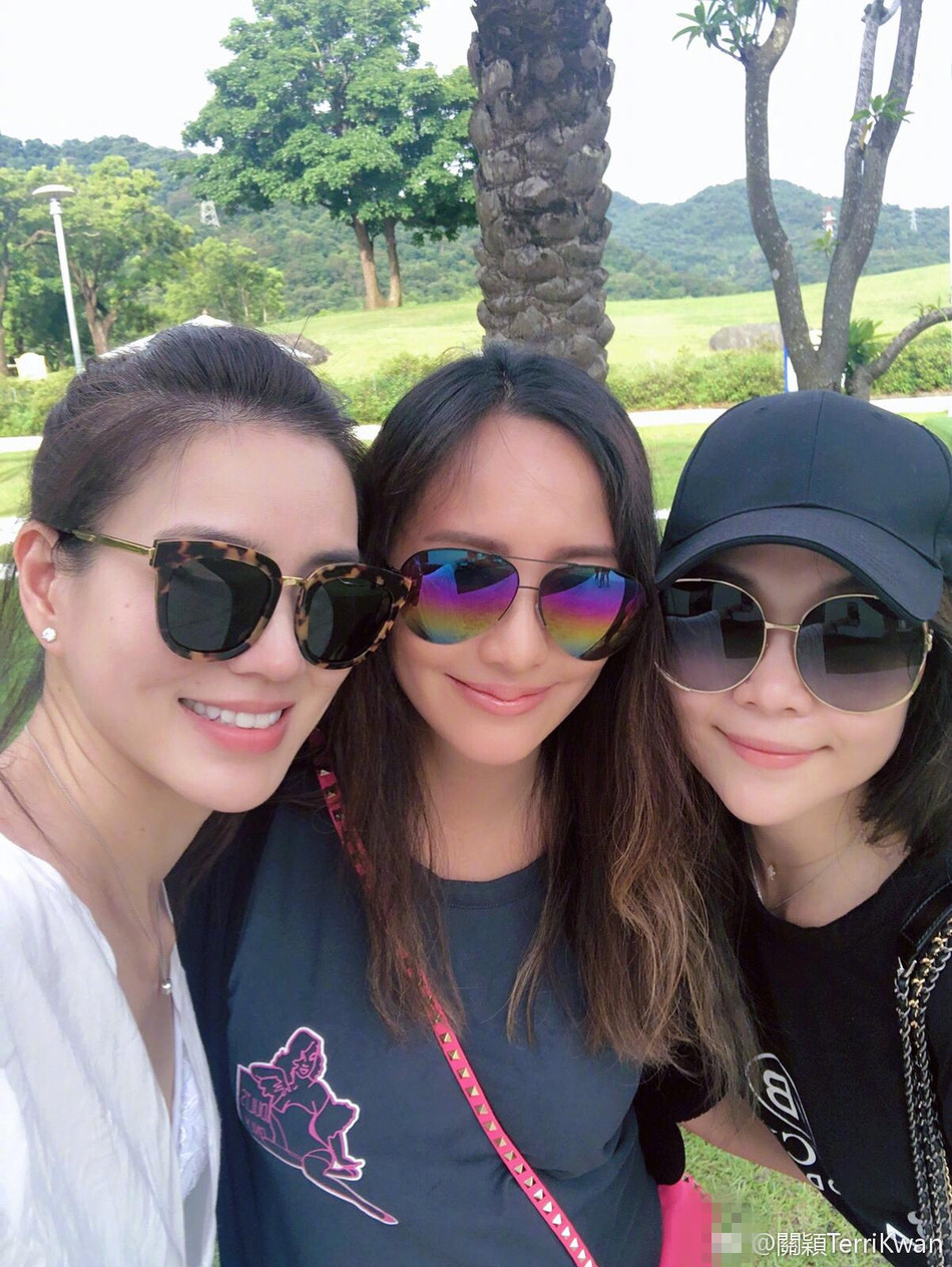 关颖戴着墨镜,辣妈范儿十足. 关颖与人合照凹