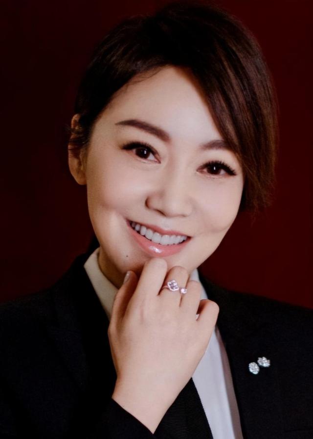 这次,闫妮因女儿跌下神坛