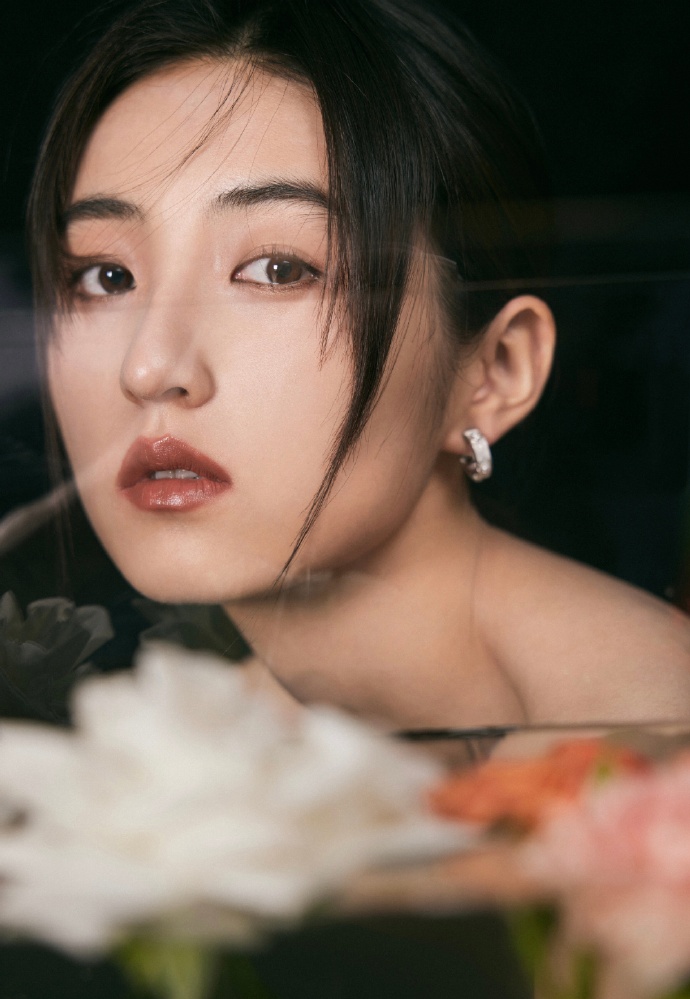 张子枫红色手链##张子枫一字锁骨