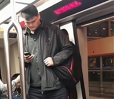 篮球"巨人"用手机有多无奈?奥尼尔像用麻将,姚明十分的有趣