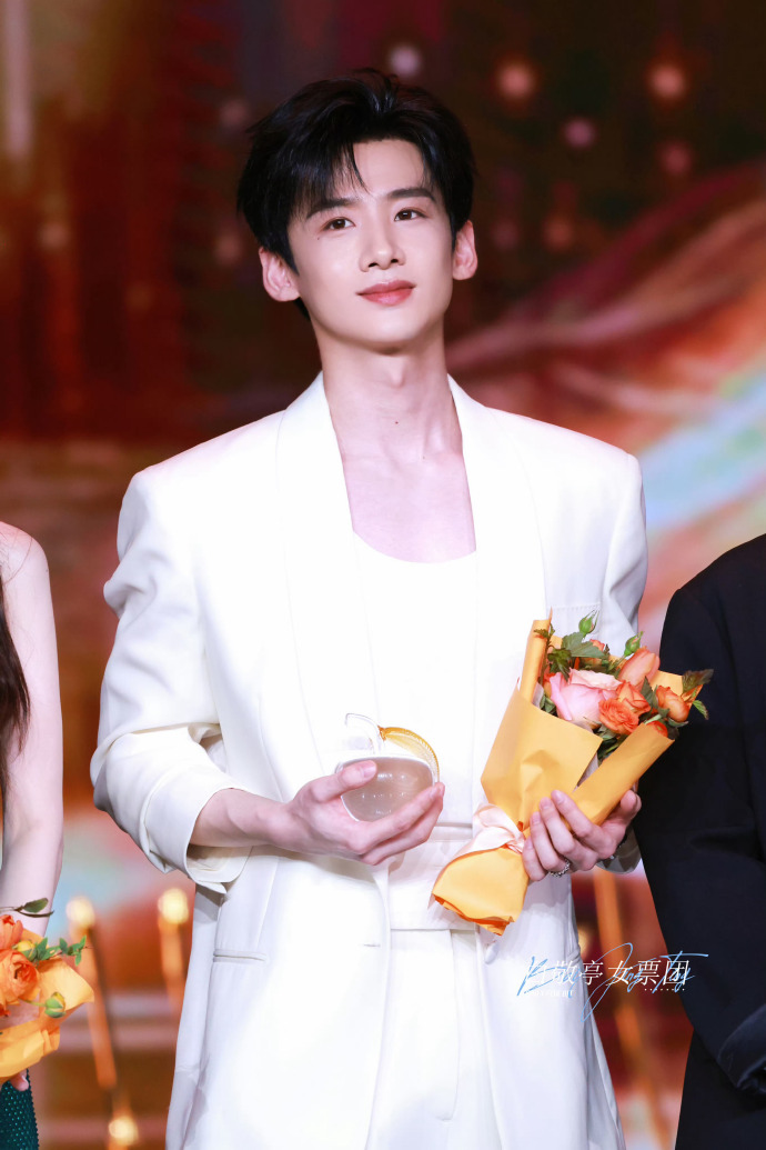 白敬亭范思哲全球香水代言人##白敬亭汪新##鸽圈日报