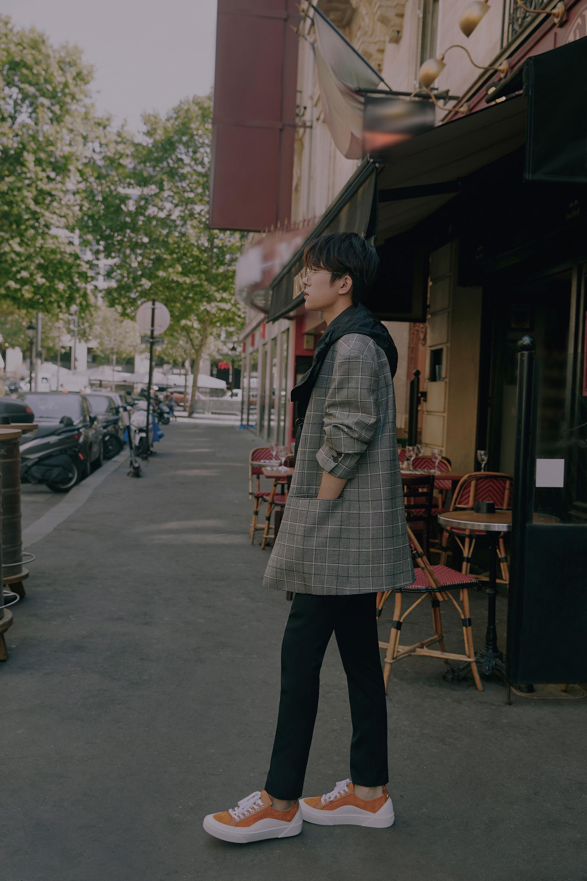 易烊千玺初秋九宫格街拍大片格子西装外套 金丝眼镜 橘色板鞋少年在
