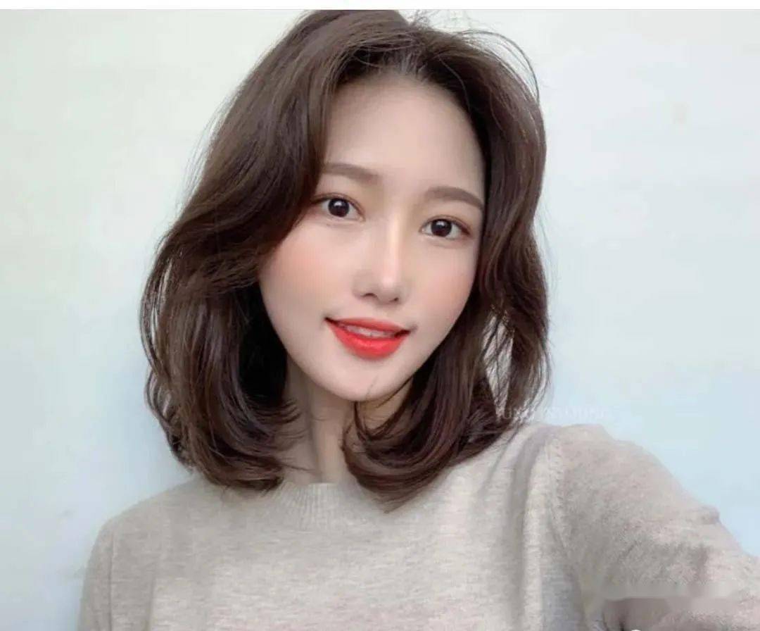 宝藏女孩的齐肩烫短发