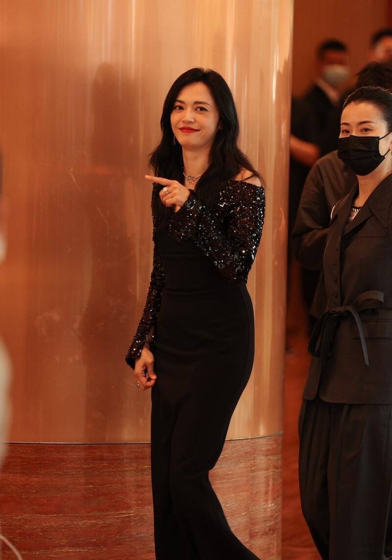 姚晨出席品牌活动黑色包臀裙知性高贵