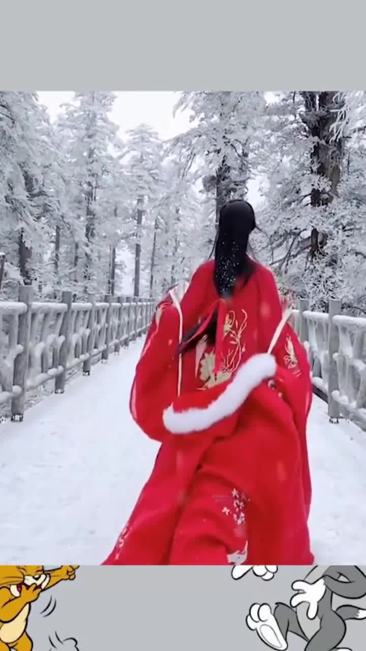雪天与美女更配,背影就迷倒一片,忍不住心动