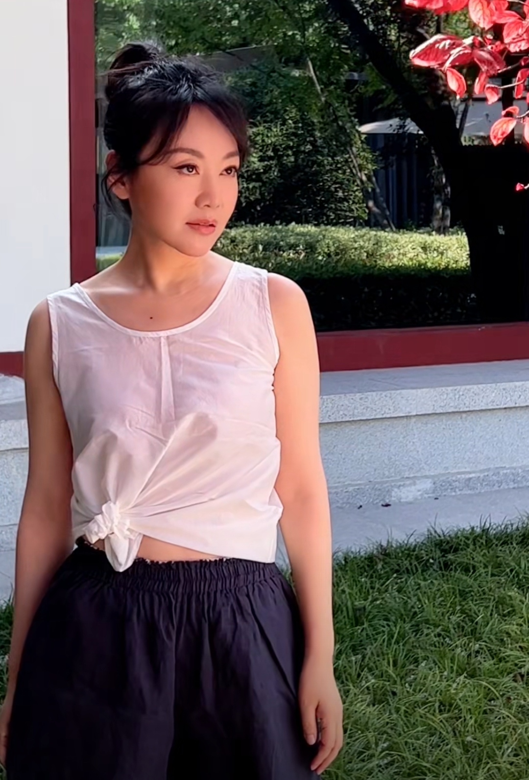 闫妮晒生活照,在院子里凹造型确实有中年人的体态了,自然老去没有刻意