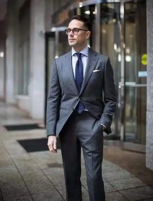 成功男士往往经常会出现在一些庄重的场合,那么就需要穿着西装出场.