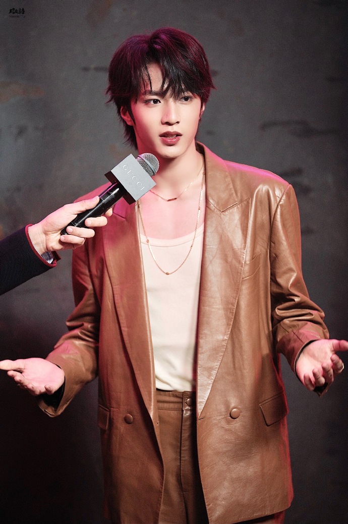 刘耀文卡其色皮衣##gucci上海大秀