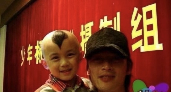 胡歌红毯上把吴磊抱起来了#  胡歌对吴磊还真的是从小抱大啊.