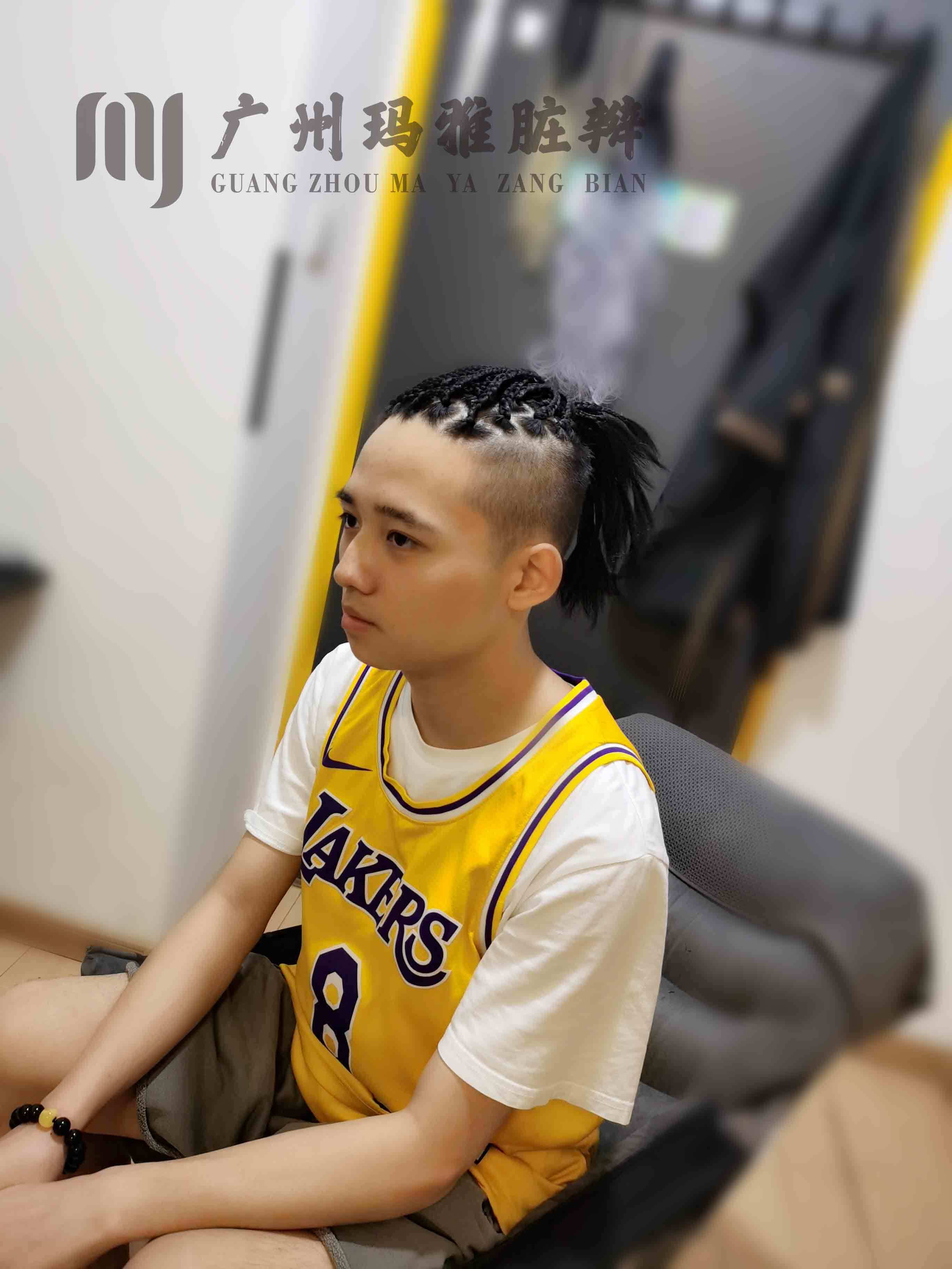 非洲小辫子的发型如今是不少追求时尚女生男生的尝试发型之一,将整体